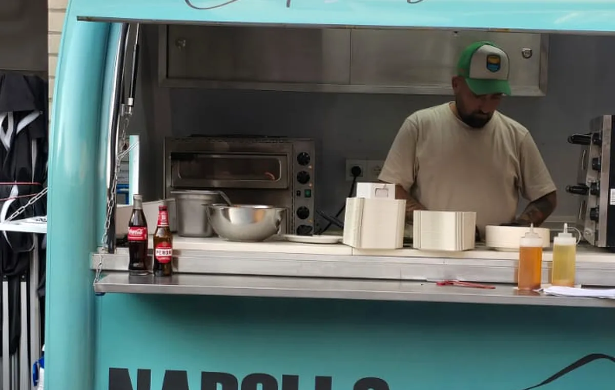 Inhaber von NAPOLI 2 bei der frischen Zubereitung im Catering-Truck